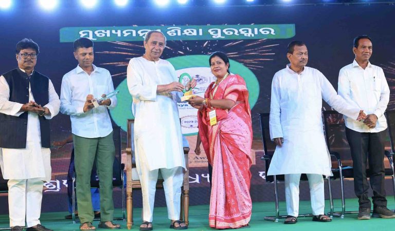 Odisha CM Presents ‘Mukhyamantri Sikhya Puraskar’ For Excellence In Education