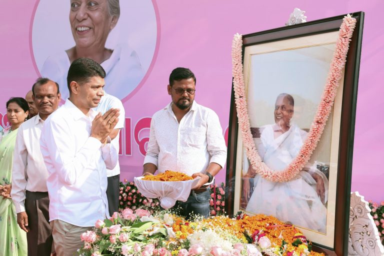 Nabin Odisha Chairman V K Pandian Pays Tribute To Sugnana Kumari Deo On Her ‘Dwadasha’