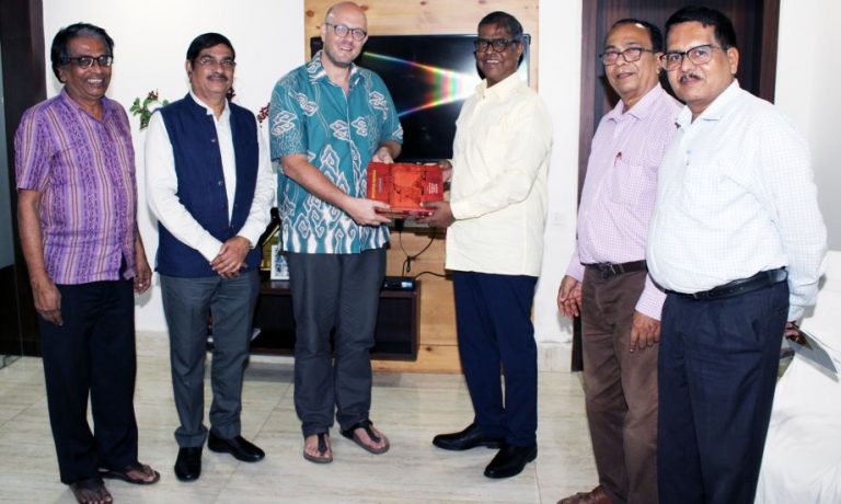 Prof. Griffiths visits SOA