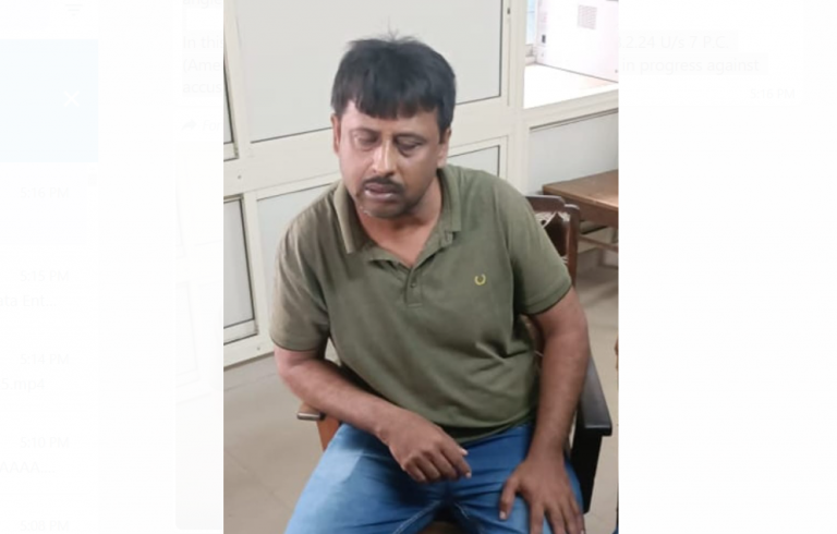 RTO Office Employee In Ganjam Caught Taking Bribe By Odisha Vigilance