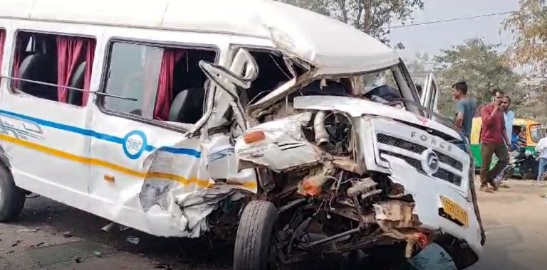 16 Injured As Truck Rams Into Van In Odisha’s Balasore