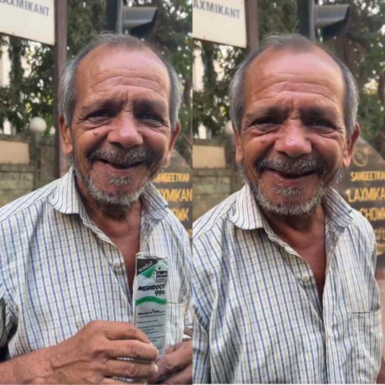 Watch: Anupam Kher Buys Comb From Roadside Vendor, Video Goes Viral