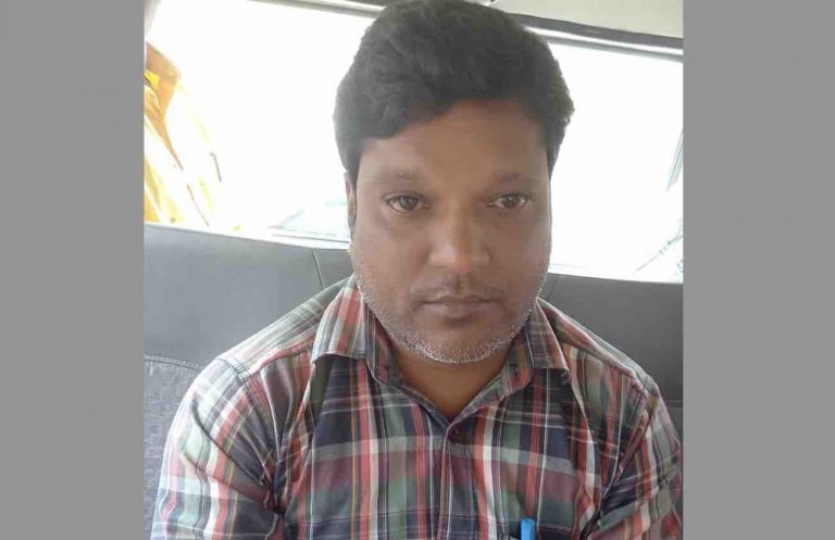 Block Resource Coordinator Caught Taking Bribe In Odisha’s Balangir