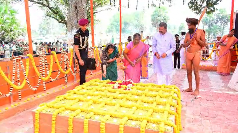 President Droupadi Murmu Pays Tributes To Santha Kabi Bhima Bhoi In Sambalpur Before Winding Up 4-Day Odisha Visit