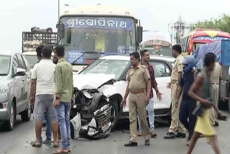 2 Injured As Bus Rams Into Two Cars In Bhubaneswar