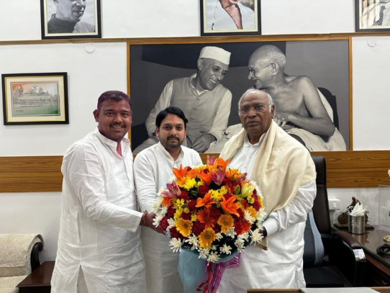 Congress touches 100