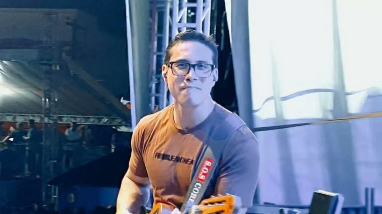 Brazil singer dies on stage