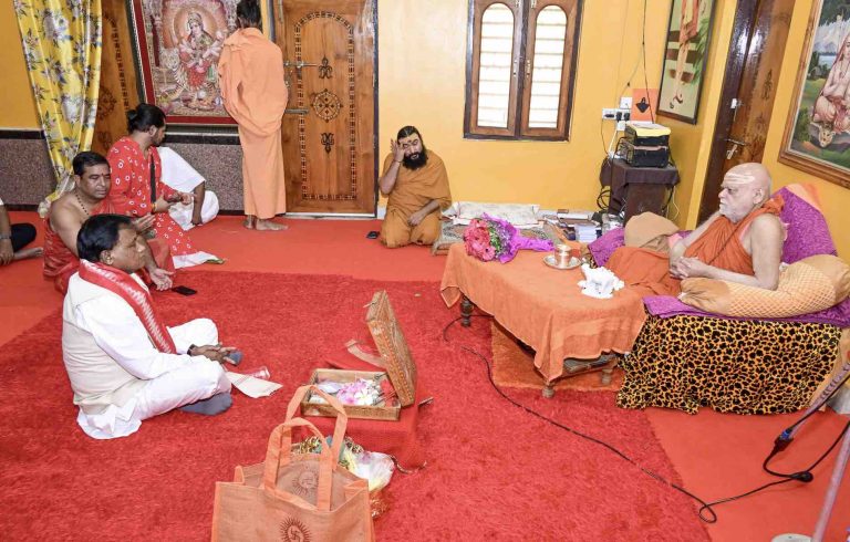 Odisha CM, Dharmendra Pradhan & BJP MLAs Meet Puri Shankaracharya On Rath Yatra Day