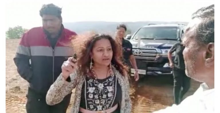 Puja Khedkar mother Manorama