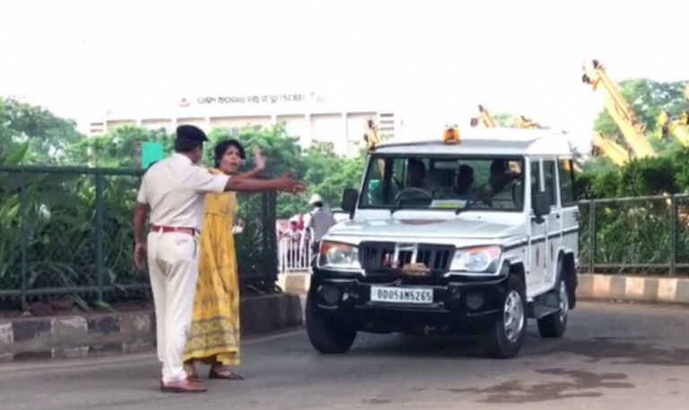 High Drama In Bhubaneswar As Woman Tries To Stop Odisha CM’s Carcade