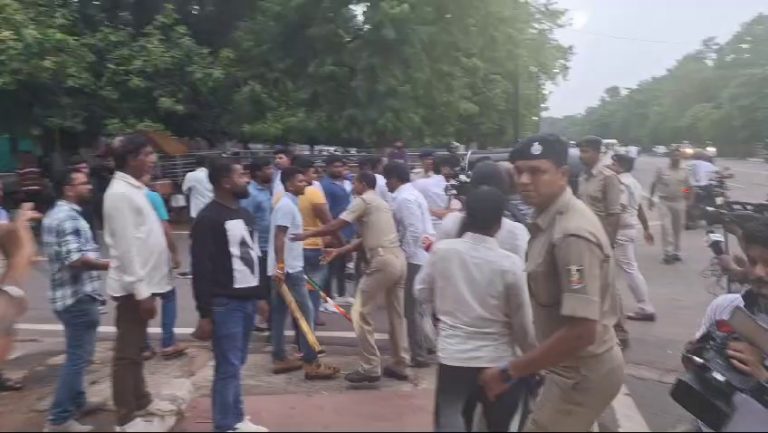 BJP-Cong street fight