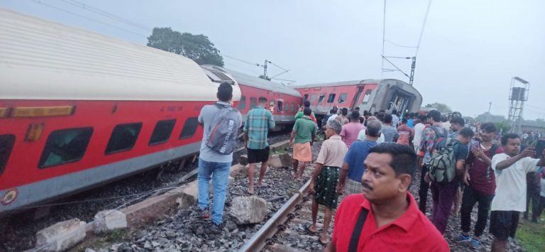 2 Dead, 20 Injured As Howrah-Mumbai Mail Derails In Jharkhand; Helplines Issued
