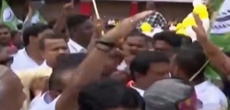 BJP-BJD Workers Clash While Unveiling Buxi Jagabandhu’s Statue In Odisha’s Cuttack