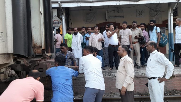 [Watch] Dhanbad-Bound Kisan Express Split Into Two Halves In UP’s Bijnor