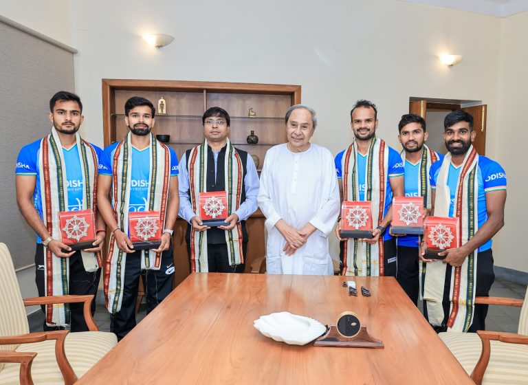 Odisha LoP Naveen Patnaik Felicitates Olympic Bronze Winning Indian Hockey Team