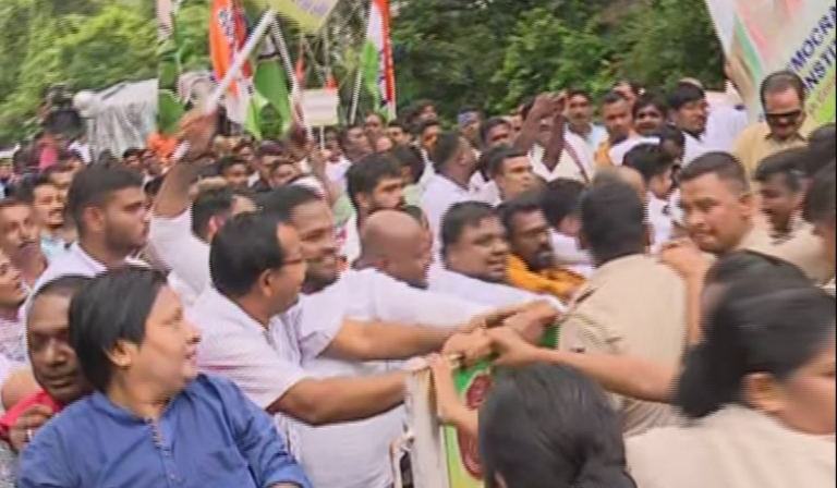 Congress Workers Scuffle With Police While Trying To Gherao ED Office In Bhubaneswar