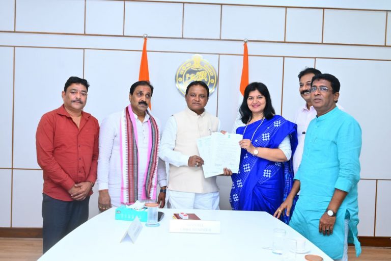 MP Aparajita Sarangi Meets CM Mohan Majhi, Seeks Facilitation Of Multiple Projects In Odisha