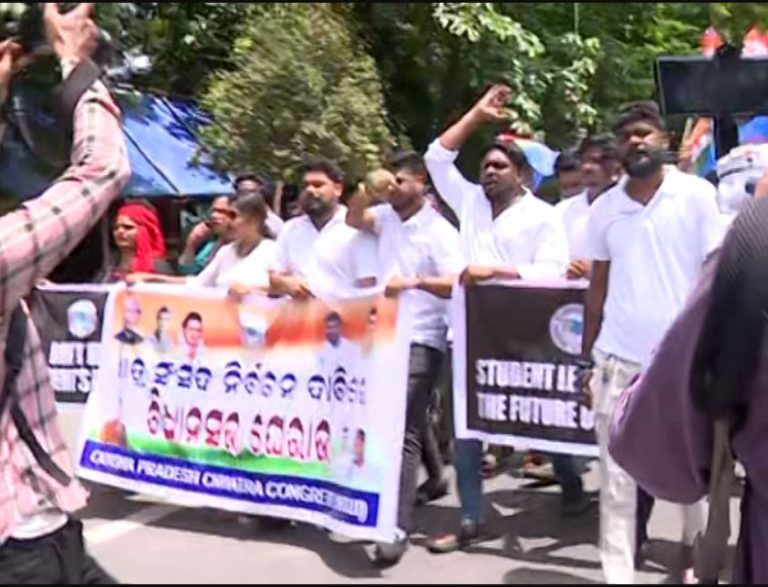 Congress Activists Scuffle With Police In Bhubaneswar During Protest Over College Union Elections