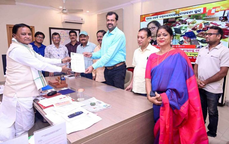 Odisha Sports Journalists Association Members Call On CM Mohan Majhi, Discuss Key Issues