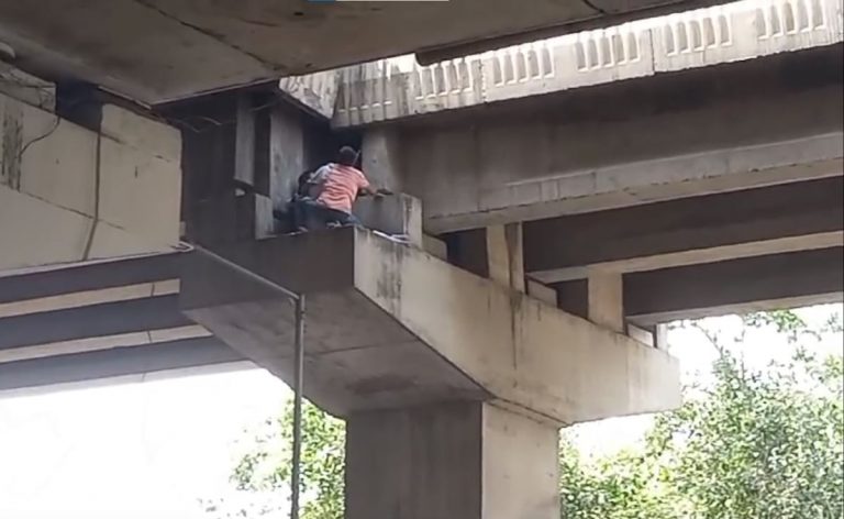 Woman lands on pillar at Noida