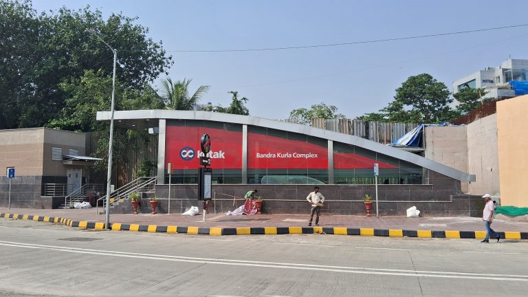 Mumbai Metro 3 Begins Operations, Mumbaikars Enjoy 1st Underground Ride & Share Experience