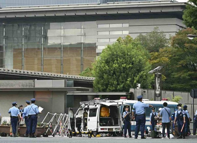 Car crashed into Japan PM office