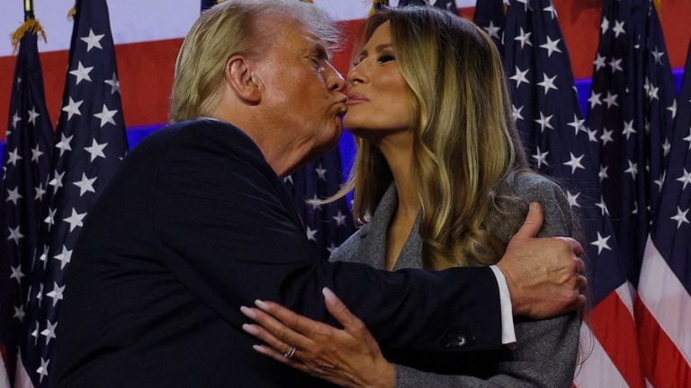 Donald trump kisses Melania