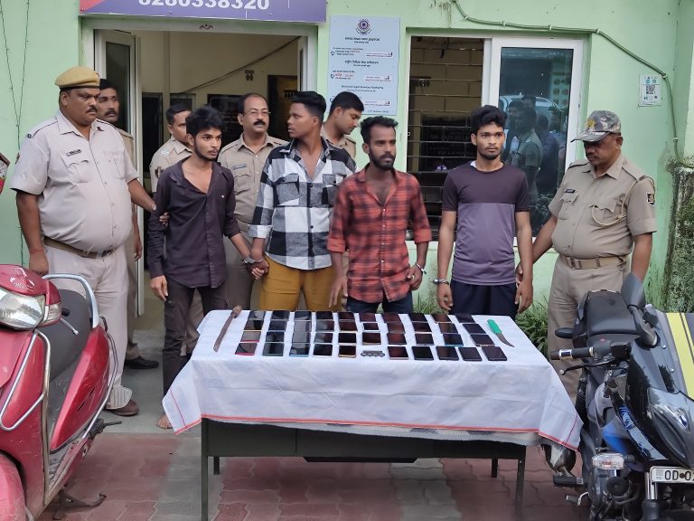 Gang Of 4 Looters Held In Bhubaneswar; 40 Mobile Phones, Sword Seized