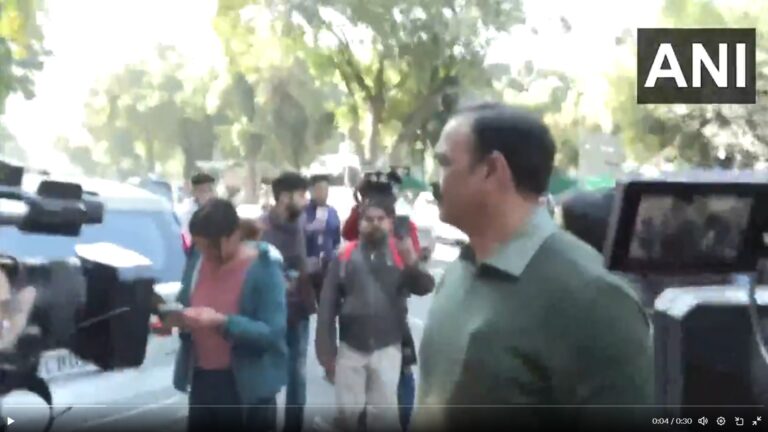 Anti-Corruption Bureau Team Arrives At Kejriwal’s House After LG Orders Probe Into AAP’s Poaching Charges Against BJP