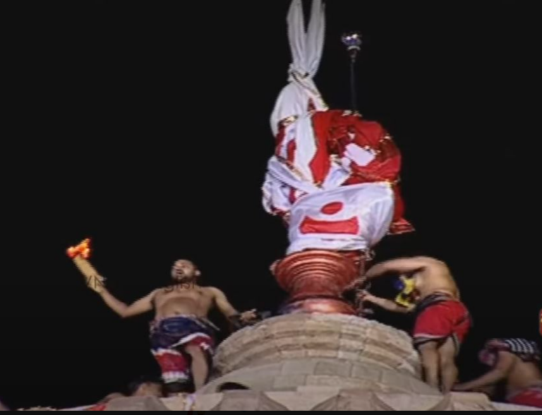 Mahadeepa Lifted Atop Lingaraj Temple In Bhubaneswar At 10.40 PM