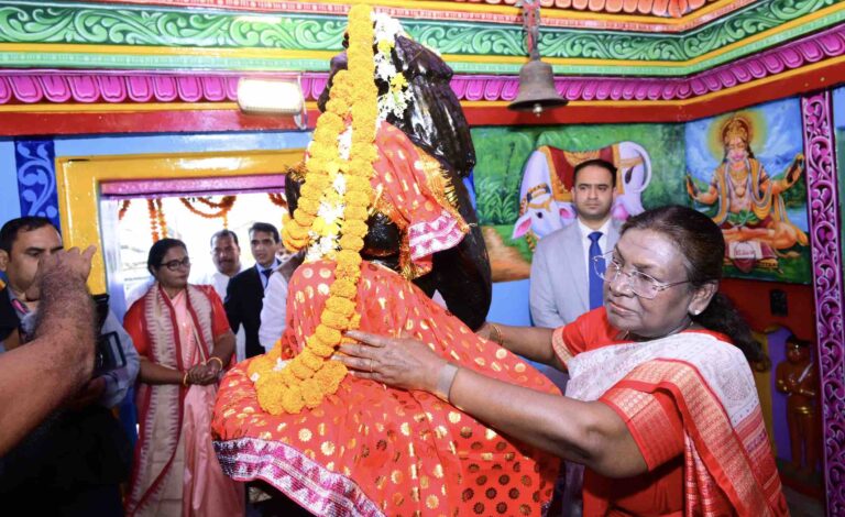 President Murmu Offers Prayers At Nilamadhaba Temple, Unveils Statue Of Sabar Raja Biswabasu