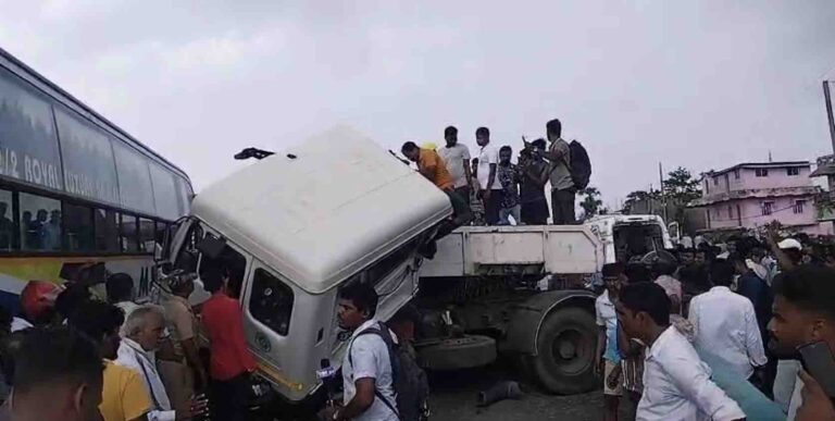 40 Injured In Head-On Collision Between Kolkata-Bound Bus & Truck In Odisha
