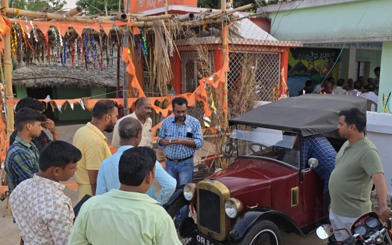 Heritage Walkers Explore Radhakanta Jew Temple With 1929 Baby Austin At 25th DHW