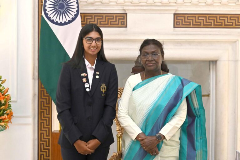 Odisha golfer Kashika Mishra with President Droupadi Murmu