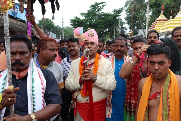 Yuvraj Siddharth Shekhar Singh Performs Chhera Pahanra Ritual At Khandapada Rath Yatra
