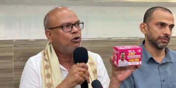 Congress distributing sanitary pads with rahul gandhi pic