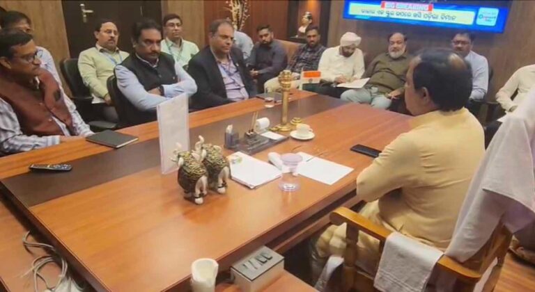 Ban On Plastic Jerkin In Odisha But People Can Buy Petrol In These Containers