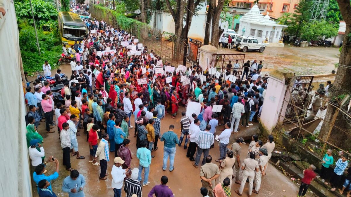 Locals Stage Protest Demanding Immediate Opening Of Bauxite Mines In Odisha’s Kalahandi