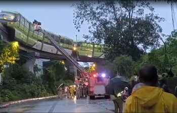 Mumbai monorail stuck