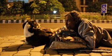 A homeless in Delhi has a friend in a street dog whom he calls Kaali (pic courtesy: @thedelhiwalla on X