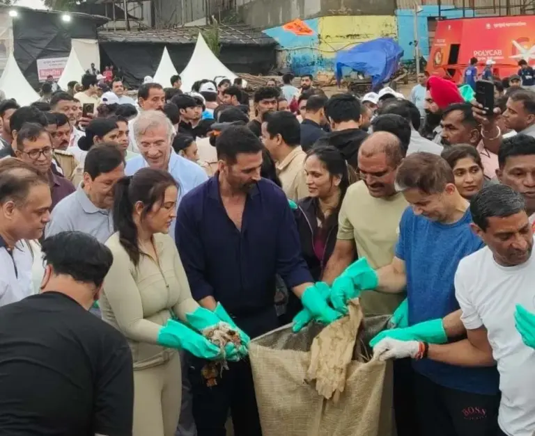 Akshay Kumar, Fadnavis wife Juhu beach cleanup drive