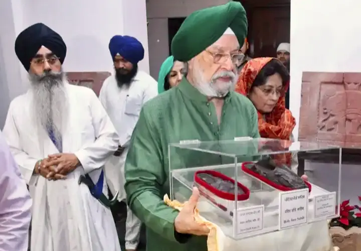 Union Minister Hands Over Guru Gobind Singh’s Relics To Delhi Gurdwara; To Be Displayed At Patna Sahib