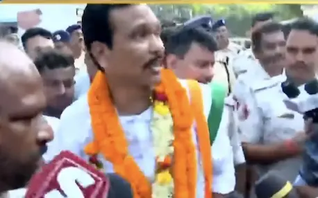 High Drama At Odisha Congress Office Over Jatra Troupe Owner’s ‘Induction Ceremony’