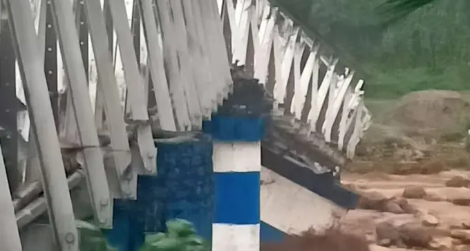Heavy Rain, Landslides Batter Darjeeling: Iron Bridge Collapses, At Least Six Dead in West Bengal