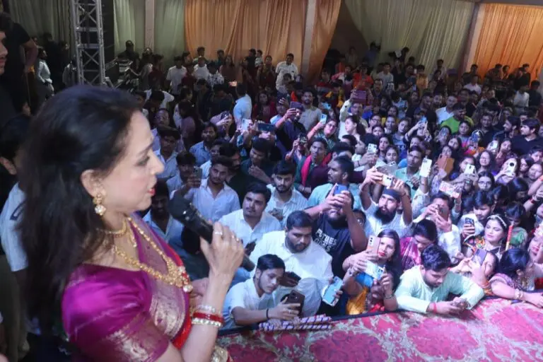 Hema Malini Ignores Fan’s Request For Selfie During Navratri Event, Netizens Call Her ‘Arrogant’