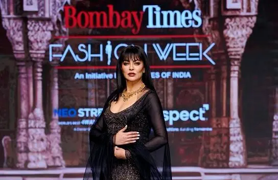 As Sushmita Sen Walks The Ramp, Netizens Find Her ‘Much Better’ Than Aishwarya Rai & Kangana Ranaut