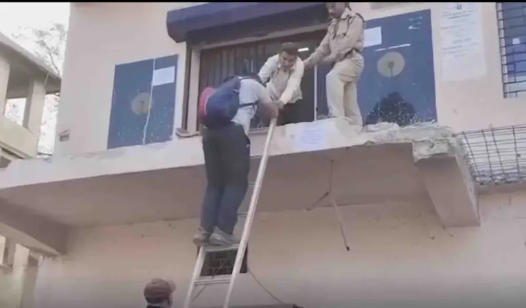 Internet Suggests ‘Free Medical & Life Insurance’ As Customers Use Ladder To Access SBI Branch In Odisha