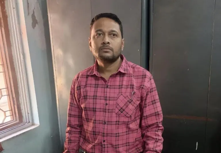 Senior Revenue Assistant Caught Taking Bribe In Odisha; Throws Cash Into Office Dustbin