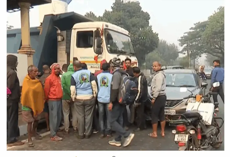 Truck Rams Into Car In Bhubaneswar & Drags It For 20 Metres