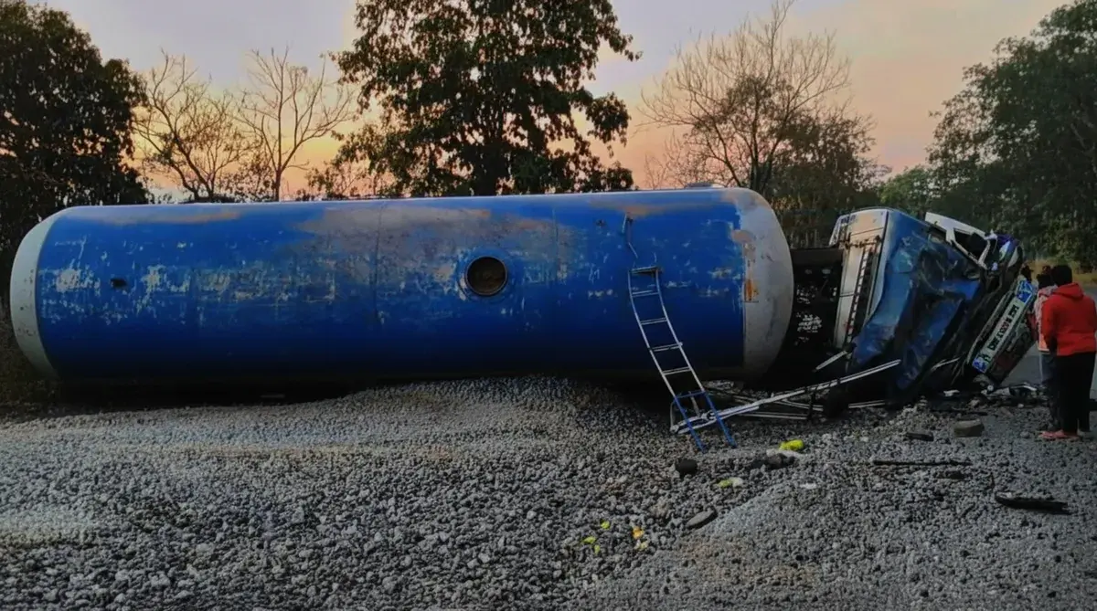 Leak Fears Trigger Panic As LPG Tanker Overturns In Odisha’s Kalahandi